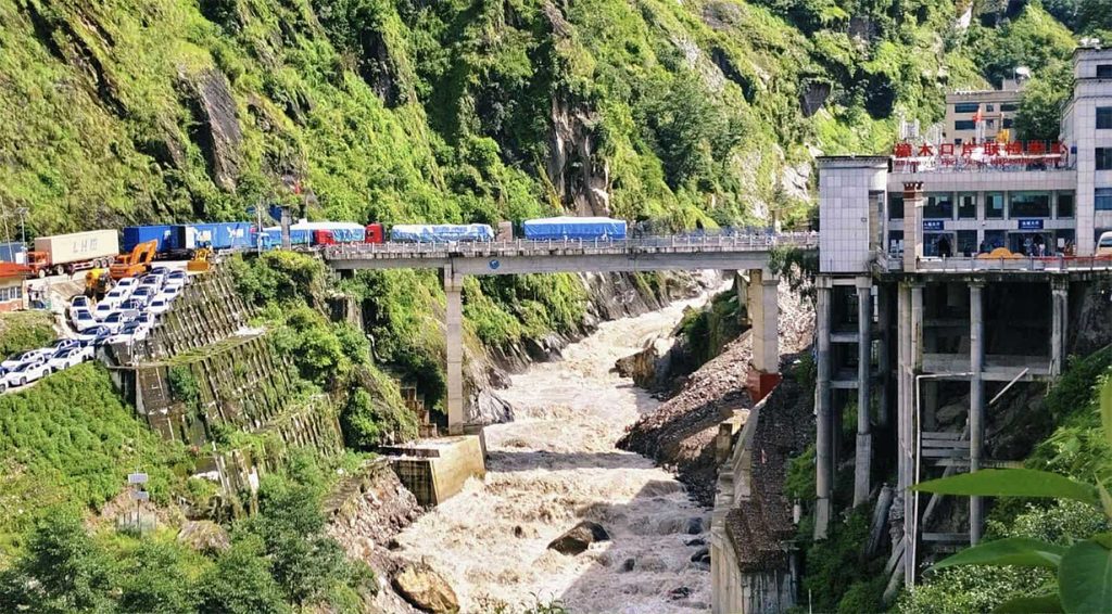 दशैंको बेला चिनियाँ नाकामा कन्टेनर रोकिंदा नेपाली व्यवसायी मारमा