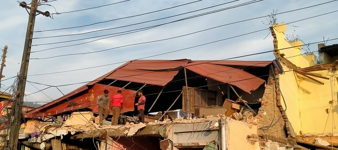 हेटौंडामा सडक विस्तार गर्दा ‘धराप’ बनेका घर पन्छाउने श्रमिक जोखिममा