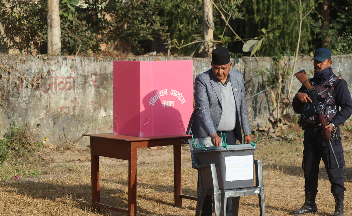 राष्ट्रियसभा निर्वाचन : लुम्बिनीमा मुख्यमन्त्री आचार्यले गरे पहिलो मतदान