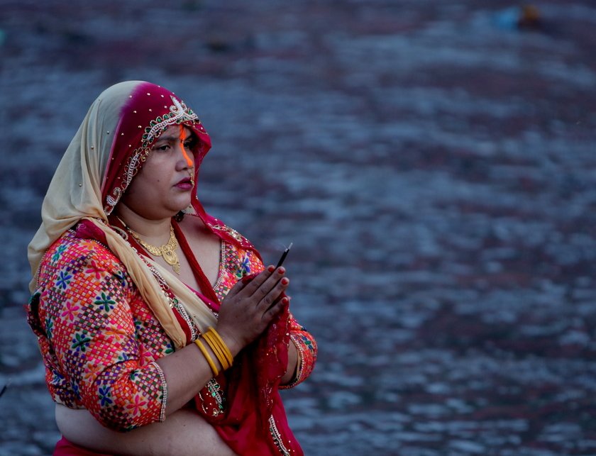 मिथिलामा आज अस्ताउँदो सूर्यलाई अर्घ दिँदै चैती छठ पर्व मनाइँदै