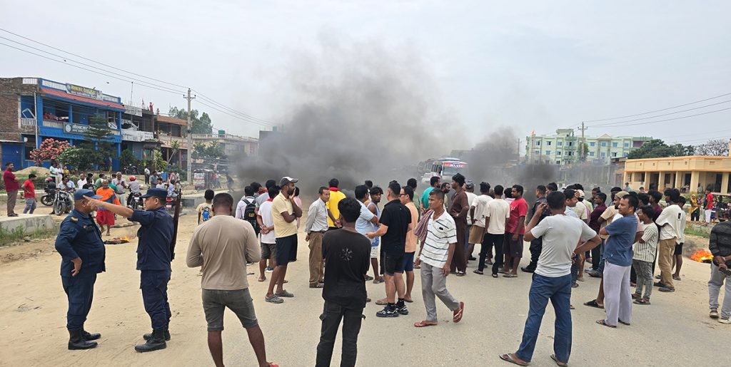 सडक निर्माणमा ढिलासुस्ती भएको भन्दै स्थानीयले गराए पूर्वपश्चिम राजमार्ग अवरुद्ध