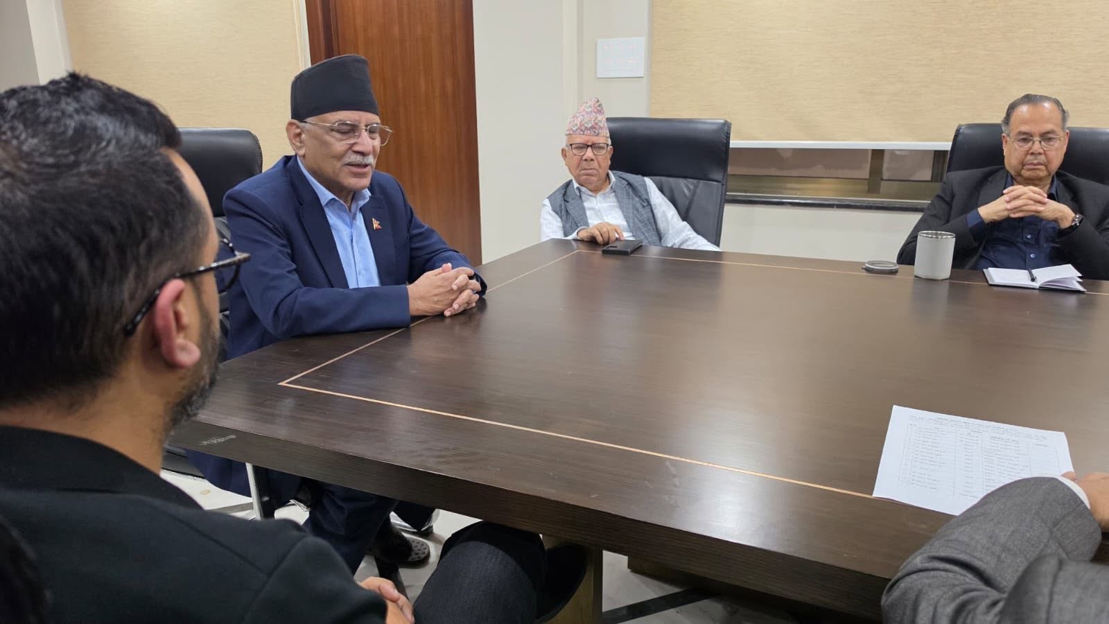 पूर्वप्रधानमन्त्रीत्रय प्रचण्ड, माधव र झलनाथसँग संविधान संशोधन कार्यदलको छलफल
