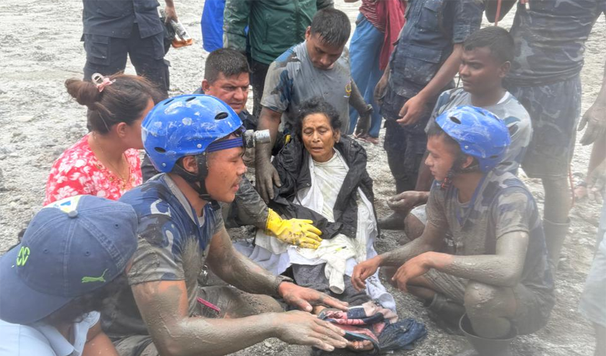 बाढीले पुरिएको चारतले घरभित्रबाट महिलाको आवाज सुनिएपछि उद्धारमा जुटे सुरक्षाकर्मी